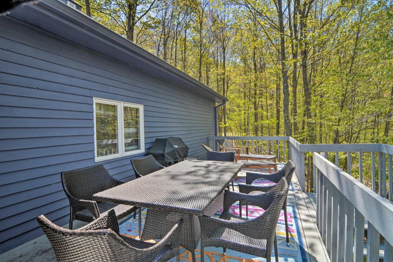 Resort-Style Harbor Springs Home With 2 Decks! Eksteriør bilde