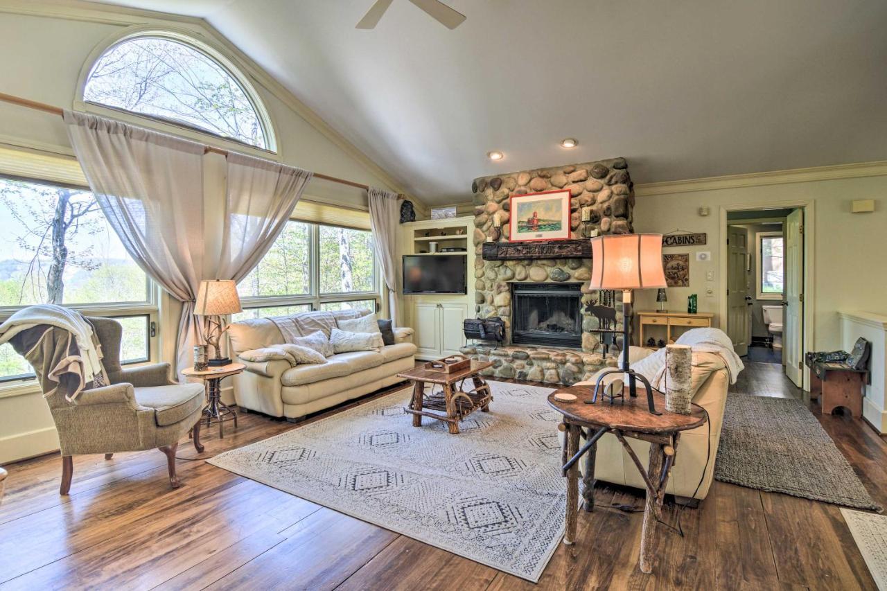 Resort-Style Harbor Springs Home With 2 Decks! Eksteriør bilde
